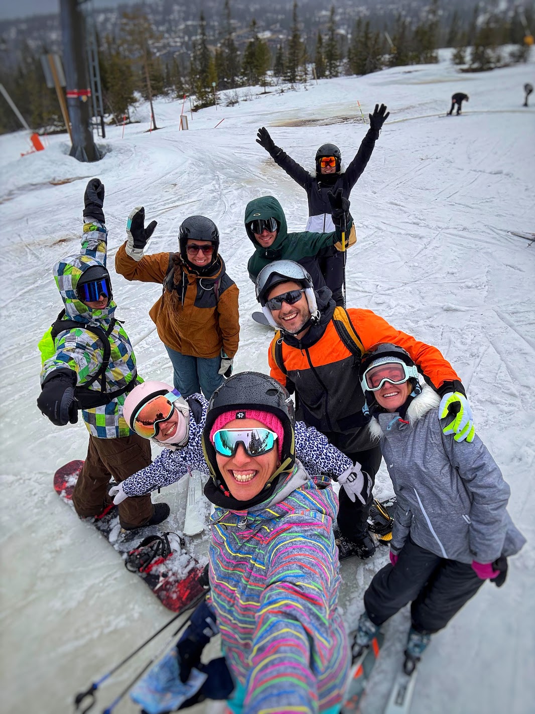 Grupo disfrutando de una jornada de esquí en Noruega