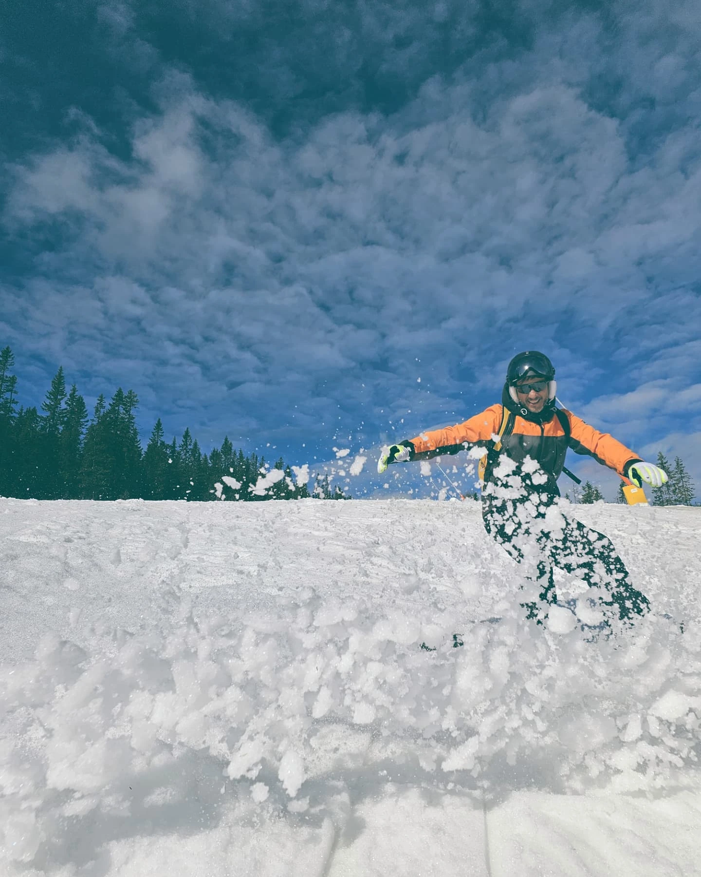 Esquiador disfrutando de la nieve en Trysil