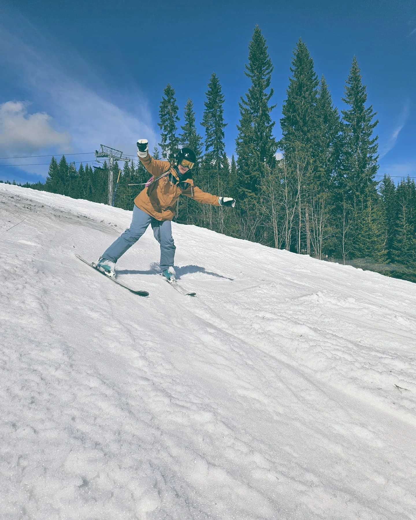 Participante esquiando en las pistas de Trysil
