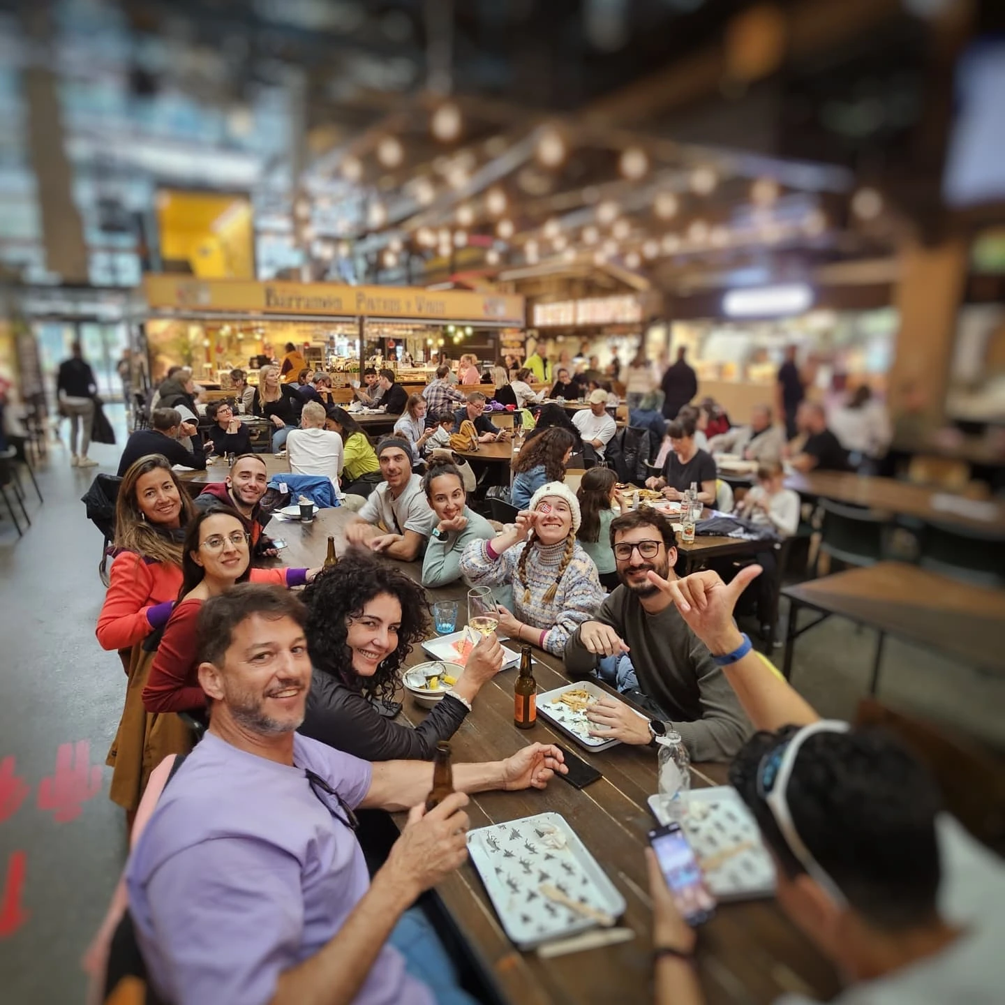Grupo compartiendo una comida durante el viaje a Noruega