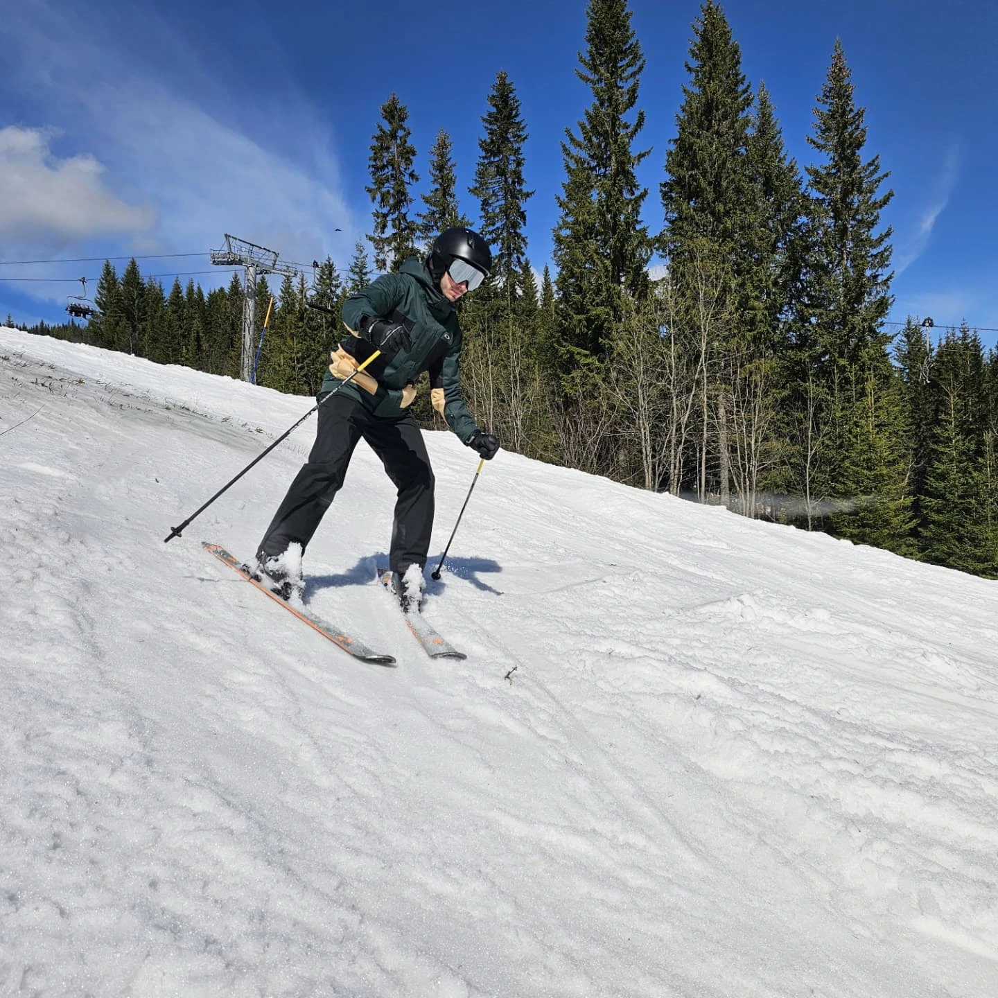 Participante esquiando en las pistas de Trysil